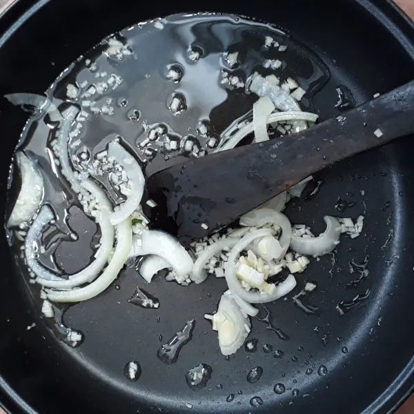 Panaskan minyak goreng, tumis bawang putih dan bawang bombai hingga layu.