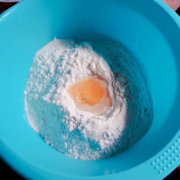campur terigu, susu, gula & telur. tambahkan buah naga & air ragi. uleni hingga rata