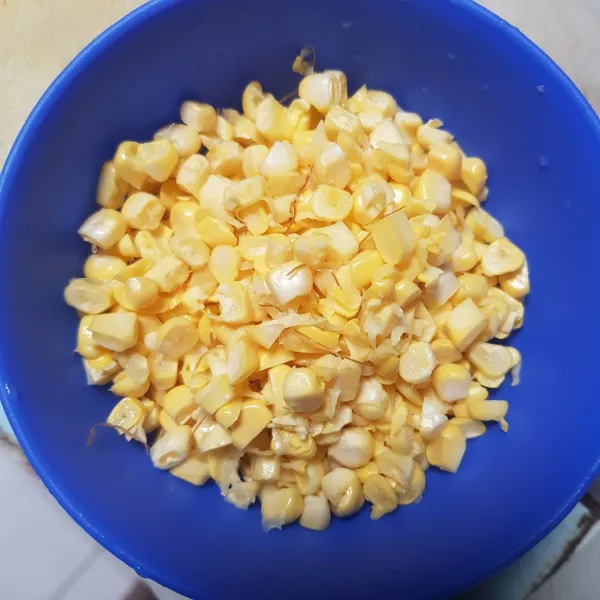 Siapkan jagung yang sudah di potong seperti ini.