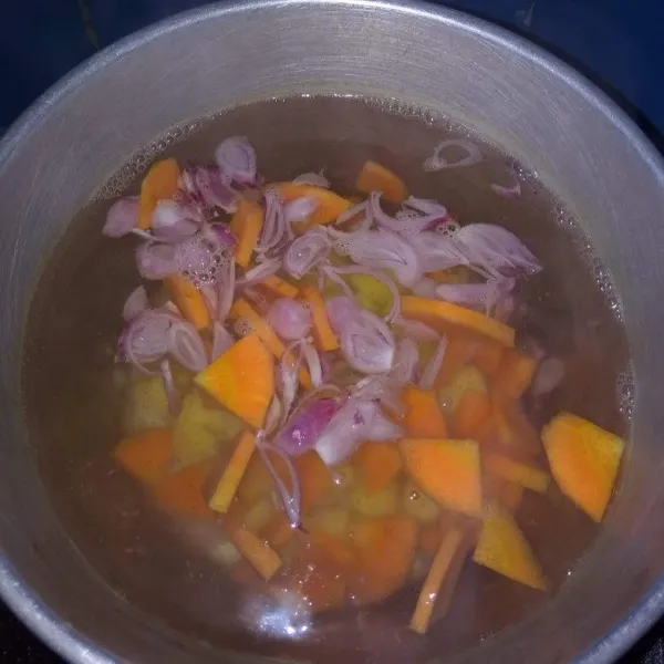 Masukkan kentang, wortel dan bawang merah iris. Masak sampai empuk.
