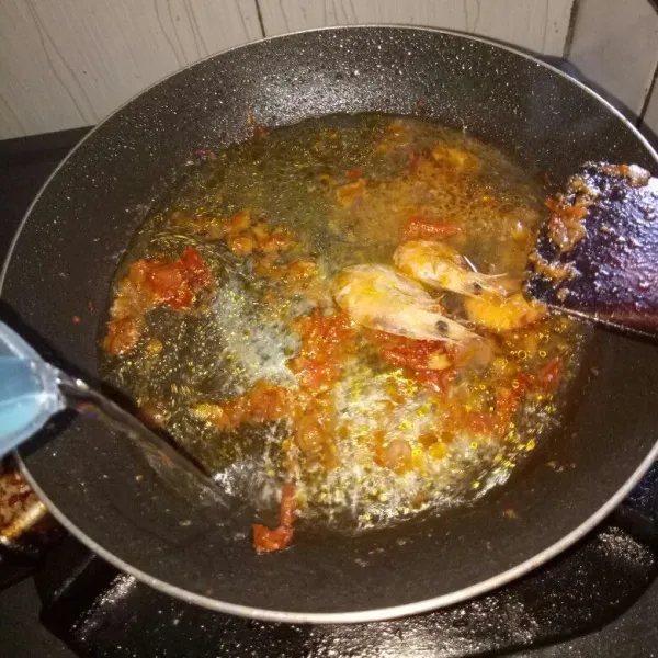 Siapkan pan dan panaskan minyak. Tumis bumbu halus sampai harum, masukan udang. Tumis sampai udah berubah warna, masukkan air.