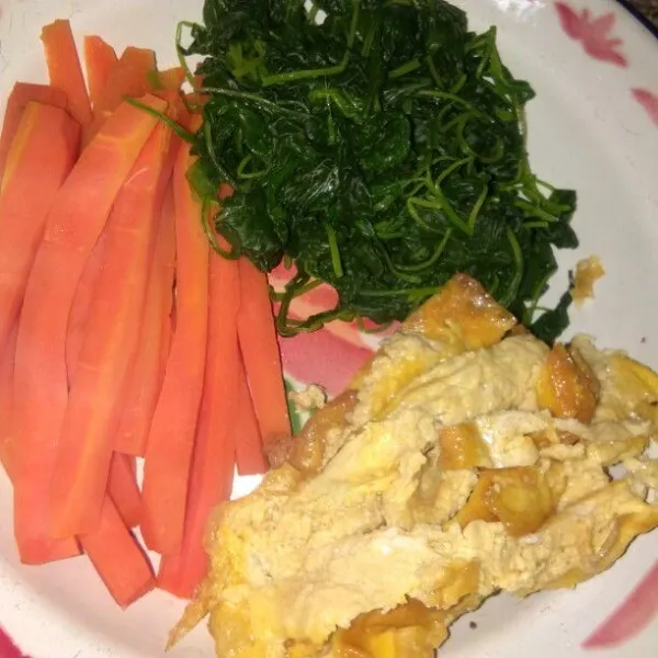 Siapkan bahan isian yaitu telur, wortel dan bayam yang diberi sejumput kaldu bubuk.