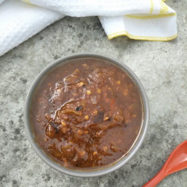 Ulek hingga halus. Tes rasa. Tuang ke dalam mangkuk sambal. Sambal terasi bawang goreng siap dinikmati bersama lalapan.