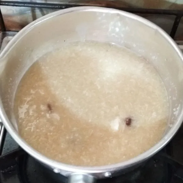 Nyalakan kompor dan masak kinca sambil diaduk hingga gula larut dan airnya menyusut.