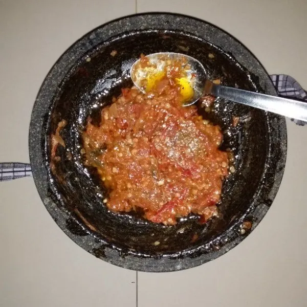 Ulek cabe, bawang merah, tomat dan terasi. Tambahkan gula pasir dan garam. Sajikan ikan lele goreng dengan sambel terasi serta lalapan.