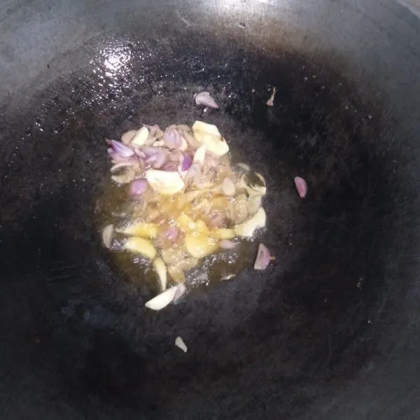 Tumis bawang putih dan bawang merah.