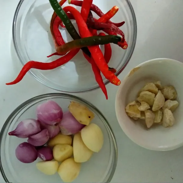 Haluskan cabe merah keriting, bawang merah, bawang putih, kencur dan kemiri dengan diuleg atau diblender.