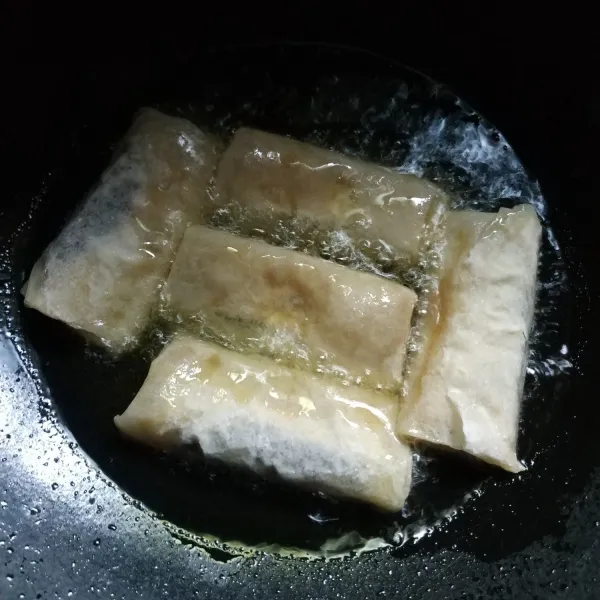 Goreng hingga keemasan, angkat dan tiriskan