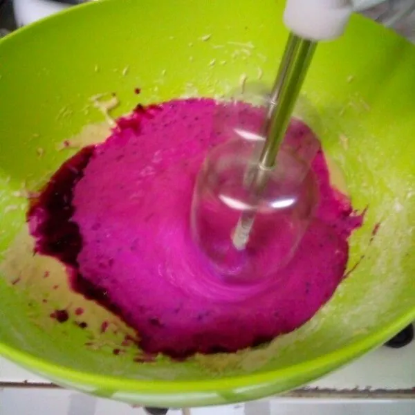 Masukkan terigu, baking powder & ragi instan, lalu buah naga, kocok asal rata saja. Matikan mixer.