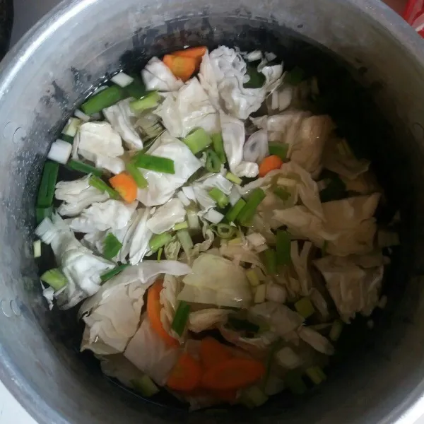Cuci potongan sayuran yang sudah diiris-iris yaitu wortel, kembang kol, seledri, dan kentang dipotong dadu.