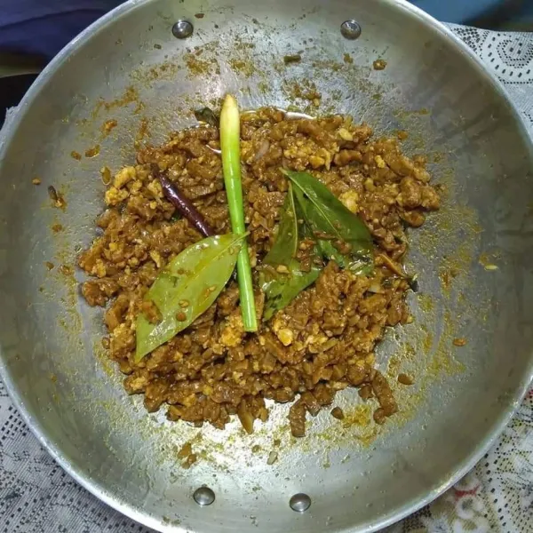 Masukkan tempe goreng,tambahkan kecap manis aduk-aduk dan masak sampai air habis, angkat dan sajikan