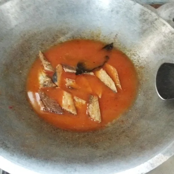 Beri air untuk kuahnya (sesuai selera). Aduk hingga rata. Tutup sebentar wajannya agar bumbu menyerap ke dalam tongkolnya.
