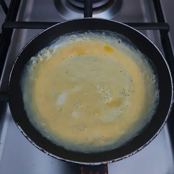 Panaskan 1 sdt olive oil, lalu buat dadar telur.