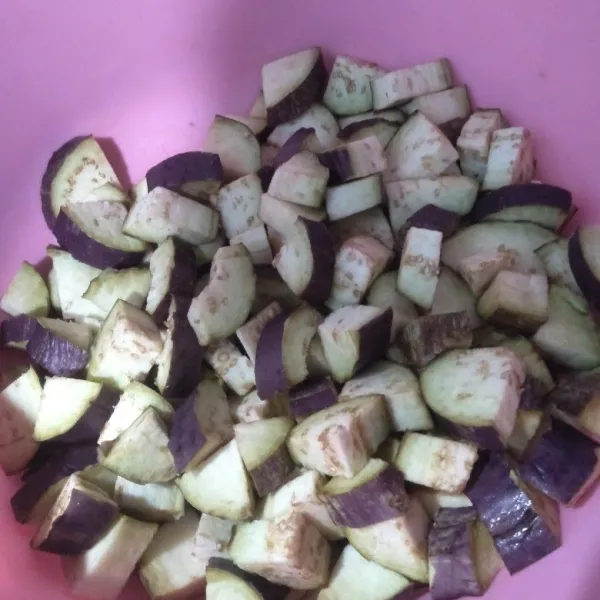 Cuci bersih buah terong lalu potong - potong.