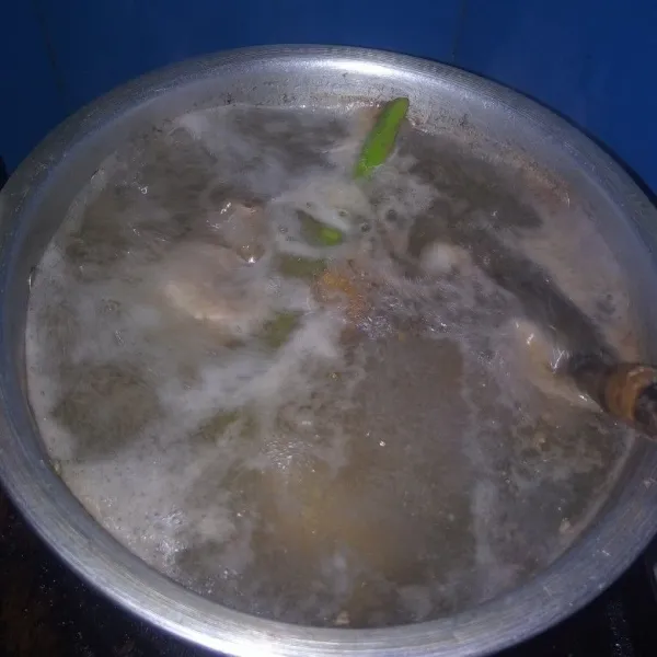 Rebus ceker ayam bersama dada, laos, jahe dan serai geprek. Ketika mendidih buang kotoran atasnya.