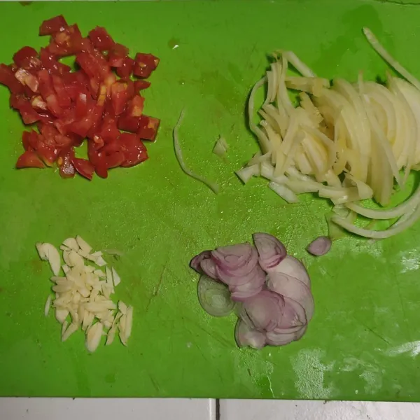 Cincang halus bawang putih dan bawang merah. Rajang bawang bombai dan potong dadu tomat.