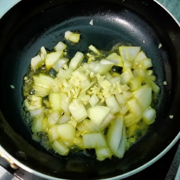 panaskan margarin hingga meleleh, tumis bawang putih dan bawang bombay sampai harum