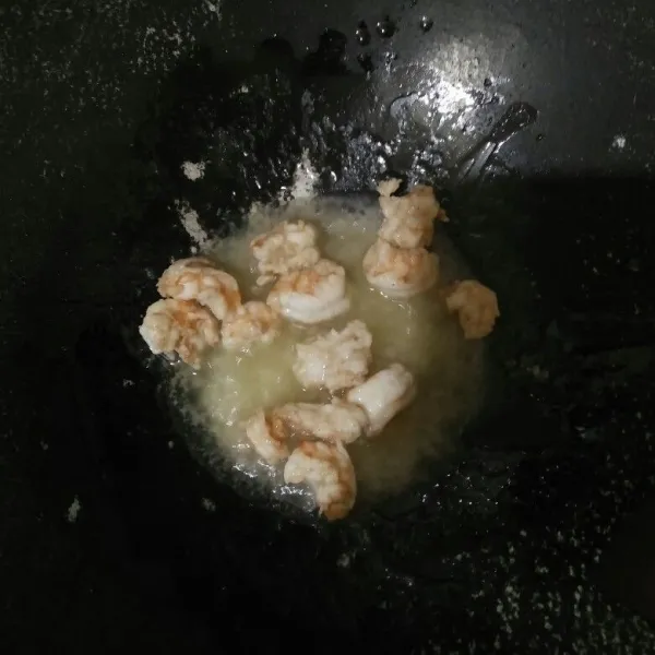 rendam udang dengan sedikit air lemon garam dan lada, diamkan 20 menit lalu goreng, angkat sisihkan