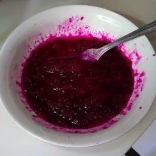 Haluskan buah naga.