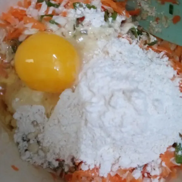 Tambahkan telur dan tepung terigu, aduk rata. Tambahkan air dengan kekentalan yang diinginkan. Tambahkan garam, merica bubuk, dan penyedap rasa. Aduk rata, tes rasa