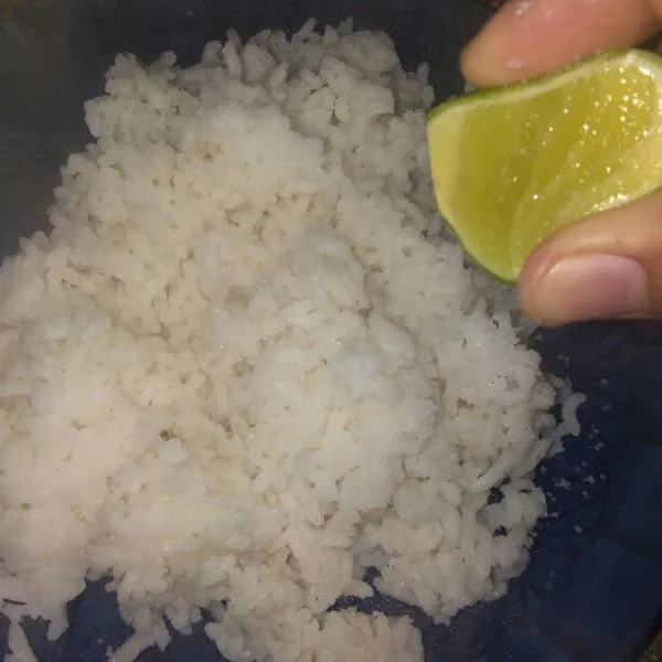 Siapkan nasi dalam piring. Beri sejumput garam dan jeruk nipis peras. Aduk rata.