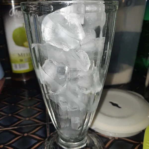 Masukan es batu ke dalam gelas.