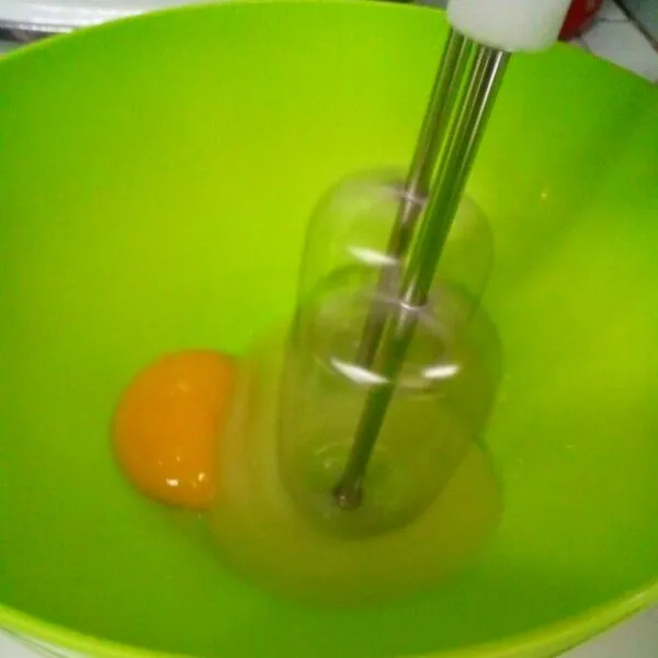 Kocok gula & telur menggunakan mixer kecepatan rendah sampai gula larut.