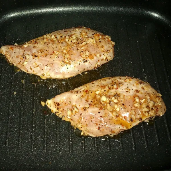 Panaskan pemanggang daging atau bisa wajan anti lengket sampai benar-benar panas. Panggang ayam selamat 5-6 menit.
