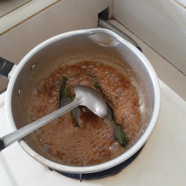 Kemudian masak gula merah dengan 100 ml air sampai larut.