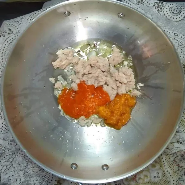 Masukkan daging ayam cincang, saus tomat dan saus sambal