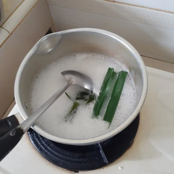 Masak 1 bungkus santan instan dengan 200 ml air, beri daun pandan sampai mendidih.