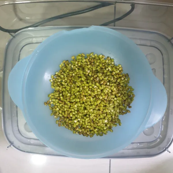 Kukus kacang hijau selama 45 menit atau sampai matang dan lembut