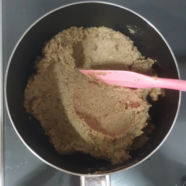 Masak kacang hijau dengan api kecil. Aduk-aduk Selama proses memasak. Masak kacang sampai bisa dipulung. Angkat dan dinginkan