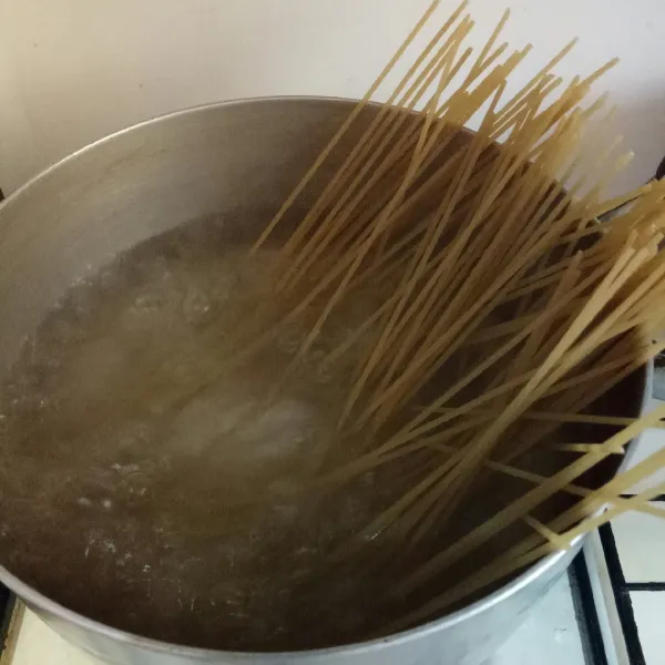 Rebus spageti hingga sesuai kematangan. Tiriskan