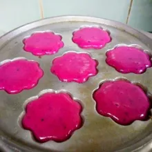 Panaskan cetakan dengan api kecil, oles sedikit minyak. Tuang adonan hingga 3/4 bagian tingginya, tunggu sesaat lalu beri topping sesuai selera. Tutup cetakan, tunggu sampai matang. Saya buat 3/4 matang karena anak² lebih suka yang lumer.
