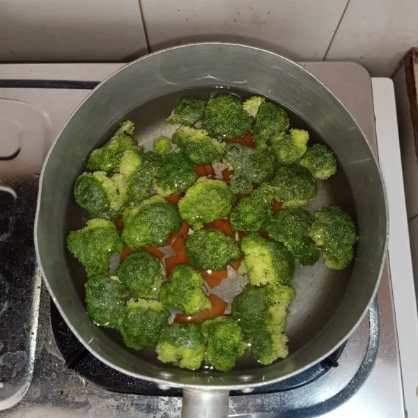 Rebus brokoli dan wortel, beri sedikit garam