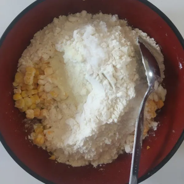 Masukkan tepung terigu dan tepung beras