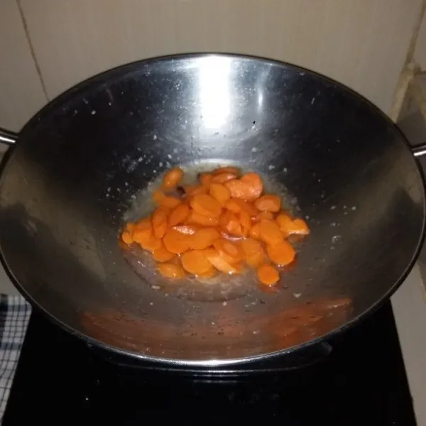 Masukkan air dan wortel. Rebus hingga wortel empuk. Tambahkan gula, garam, kaldu bubuk dan merica bubuk.