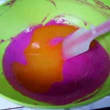 Tuang margarin cair, aduk rata sampai homogen.