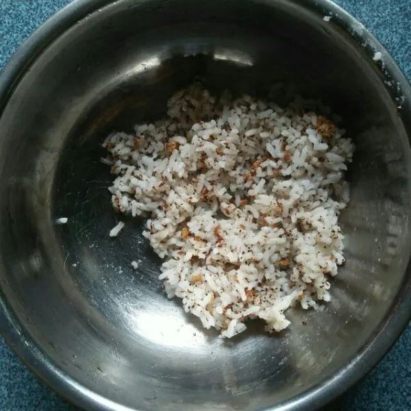 Siapkan 1 porsi nasi tambahkan 2 sdm oncom lalu aduk sampai tercampur rata.