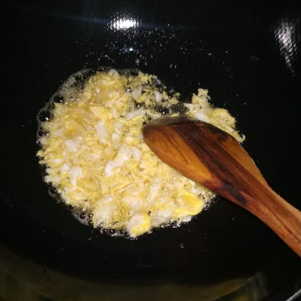 Tuang secukupnya minyak goreng, kemudian pecahkan satu butir telur, orak-arik.
