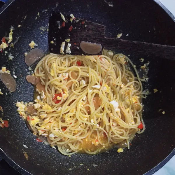 Masukkan spaghetti dan kerupuk udang yang telah direbus. Koreksi rasanya hingga pas pedas, manis, gurih dan harum kencur. Angkat, sajikan