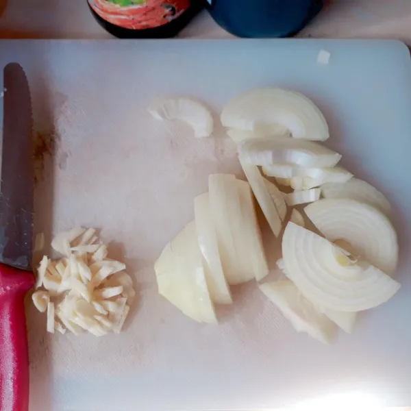 Potong-potong bawang bombay & cincang bawang putih.