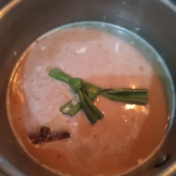 Tambahkan pandan, rebus hingga mendidih. Terakhir masukkan larutan maizena dan matikan api. Sisihkan