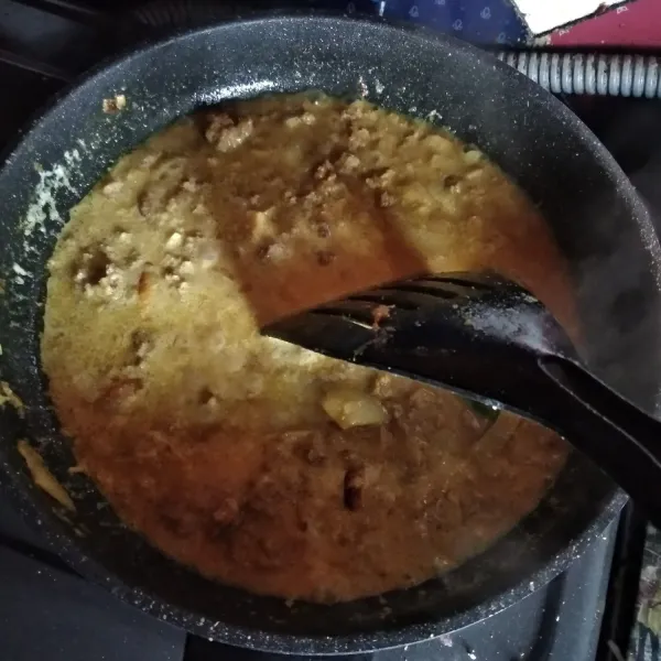 Masukkan bumbu kari, santan, gula dan garam. Aduk rata.