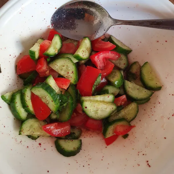 Untuk salad, potong mentimun dan tomat. Campurkan semua bahan dan test rasa.