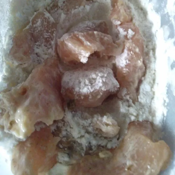 masukan tepung terigu dan maizena ke dalam tempat kotak campuran tepung terigu dan maizena masukan ayam yang dimarinasi ke dalam adonan tepung kering