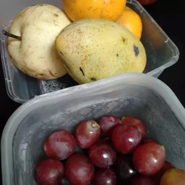 Cuci bersih buah-buahan.