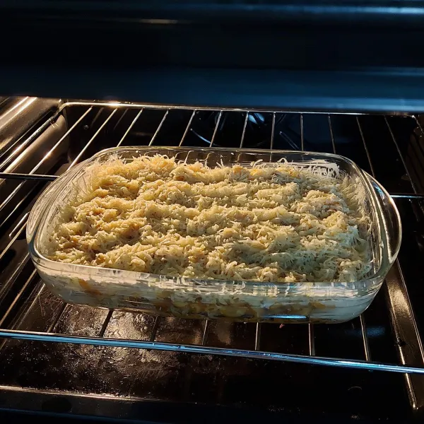 Panggang dalam oven yg sudah dipanaskan dengan suhu 180 dercel. Panggang sampai keju mozzarella meleleh, angkat, siap disajikan.