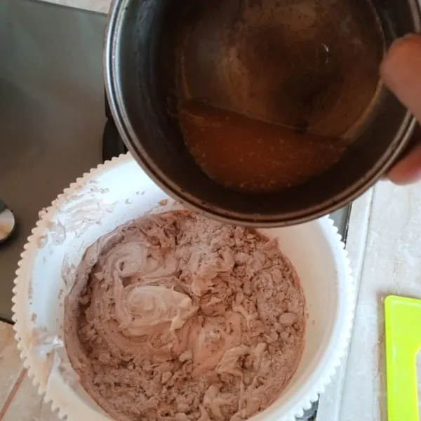 Tuang marrgarin cair. Aduk dengan spatula jangan sampai overmix.